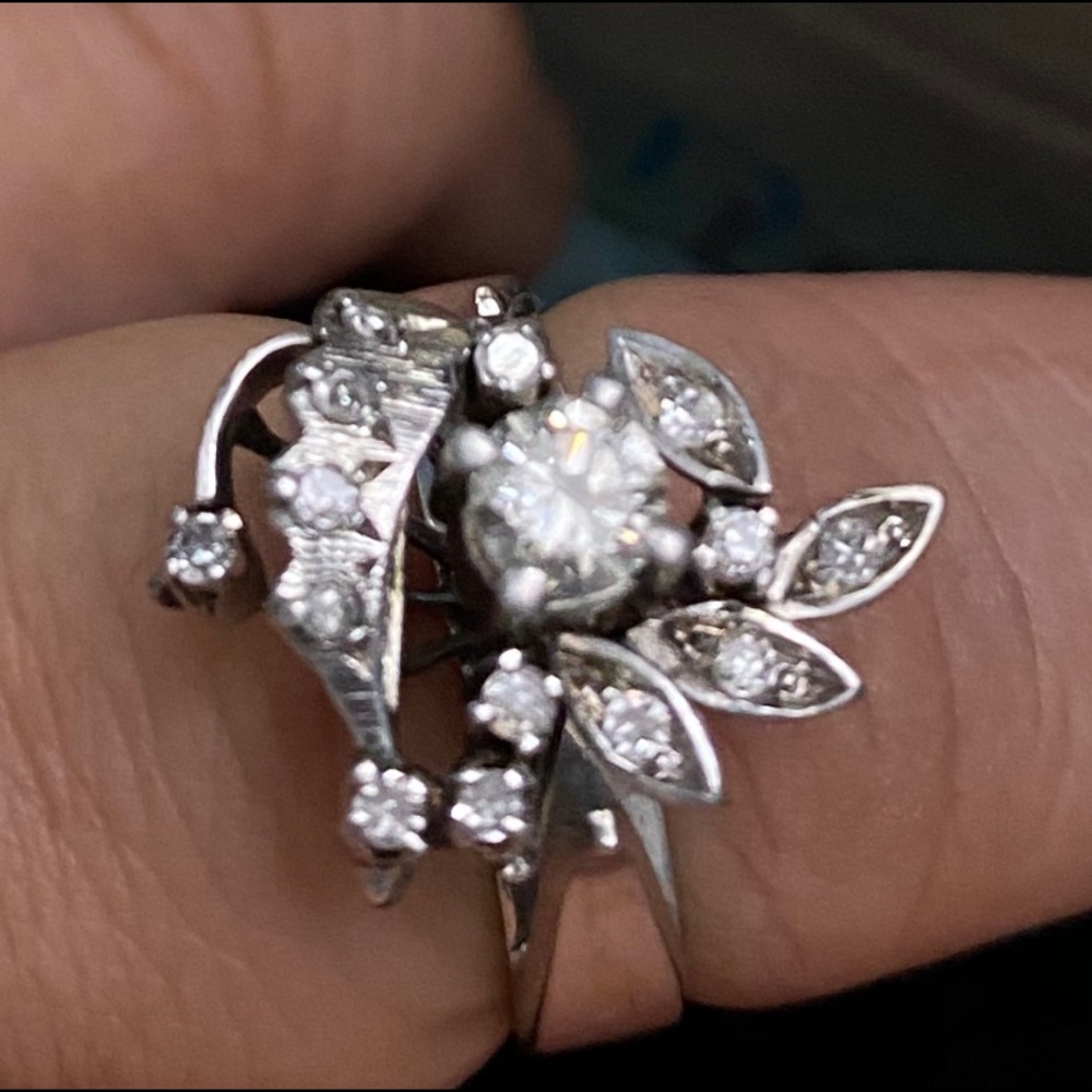 Vintage ring with clustered dias